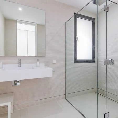Exquisita Casa Renovada De 5 Con Piscina Climatizada