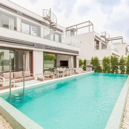 Holiday home Exquisita Casa Renovada De 5 Con Piscina Climatizada