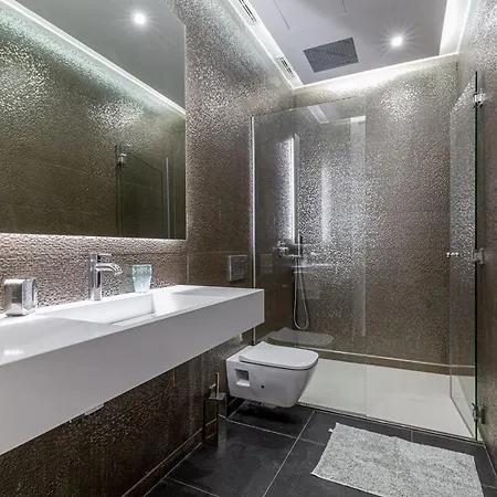 Exquisita Casa Renovada De 5 Con Piscina Climatizada * Marbella
