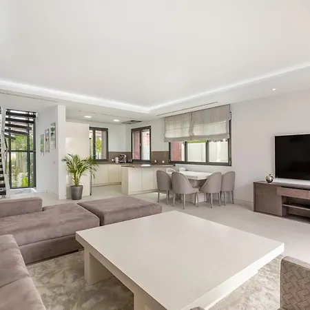 Exquisita Casa Renovada De 5 Con Piscina Climatizada Holiday home Marbella