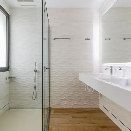 Exquisita Casa Renovada De 5 Con Piscina Climatizada * Marbella