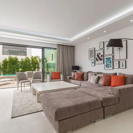 Exquisita Casa Renovada De 5 Con Piscina Climatizada Marbella
