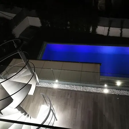 Exquisita Casa Renovada De 5 Con Piscina Climatizada Marbella