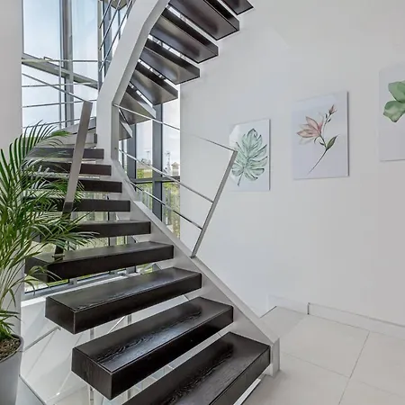 Exquisita Casa Renovada De 5 Con Piscina Climatizada * Marbella