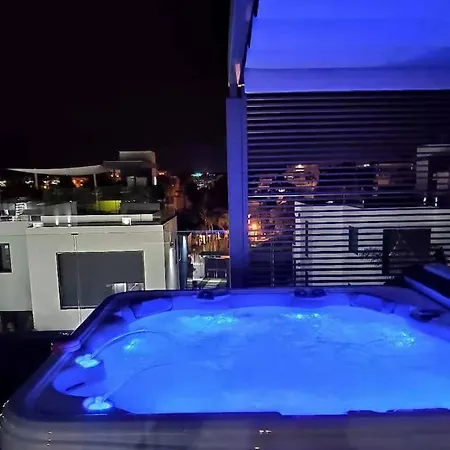 Exquisita Casa Renovada De 5 Con Piscina Climatizada
